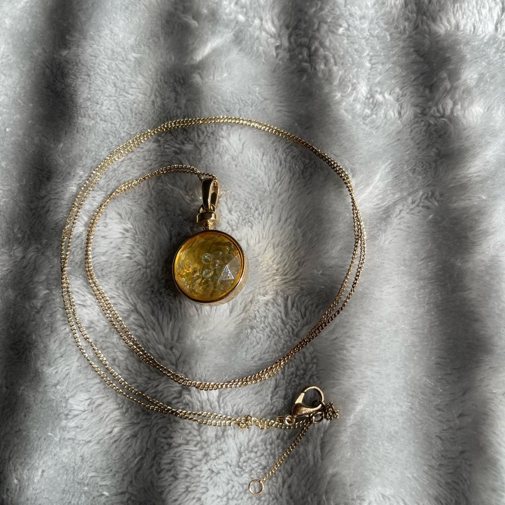 Elegant Gold Pendant Necklace